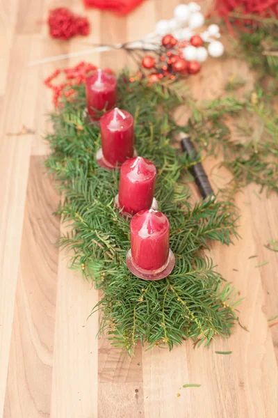 Handgemaakte Productie Van Kerstmiskronen Met Behulp Van Lassen Pistool Ondiepe — Stockfoto