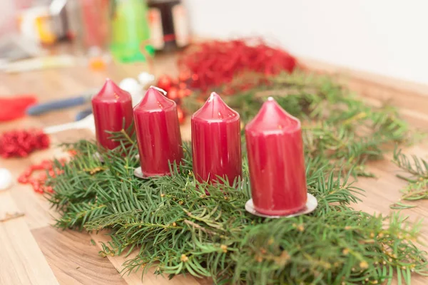 Handgefertigte Weihnachtskränze. — Stockfoto