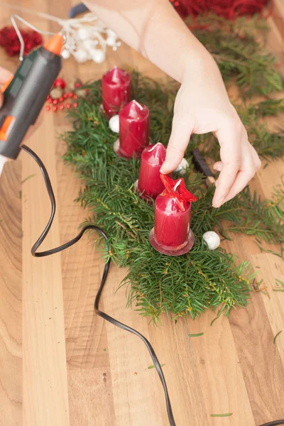 Handgefertigte Weihnachtskränze. — Stockfoto