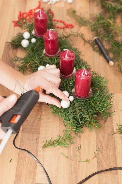 Handgefertigte Herstellung Von Weihnachtskränzen Mit Schweißpistole Flache Dof — Stockfoto