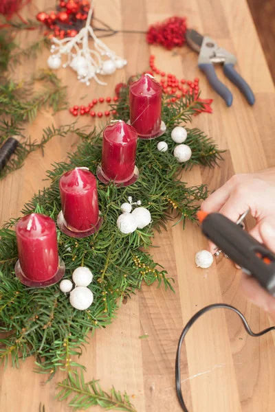 Handgefertigte Herstellung Von Weihnachtskränzen Mit Schweißpistole Flache Dof — Stockfoto