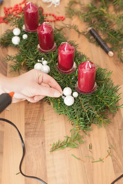 Handgemaakte Productie Van Kerstmiskronen Met Behulp Van Lassen Pistool Ondiepe — Stockfoto