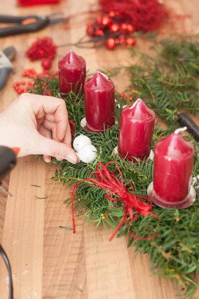 Handgemaakte productie Kerstmiskronen. — Stockfoto