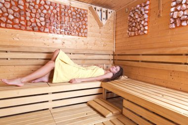 Güzel kız bir Sauna.