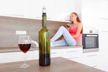 Bir kadeh şarabı olan genç bir kadın..