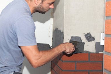 Adam çimento bir mala ile uygulanır.