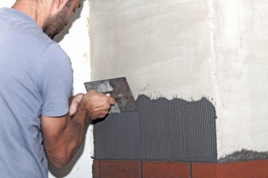 Adam çimento bir mala ile uygulanır.