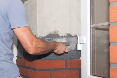 Adam çimento bir mala ile uygulanır.