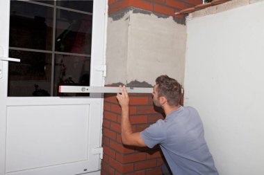 Adam bir ruh düzeyi kullanarak uçak ölçme.