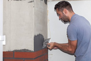 Adam çimento bir mala ile uygulanır.