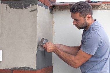 Adam çimento bir mala ile uygulanır.