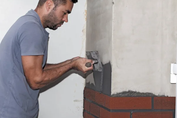 Homem cimento é aplicado com uma espátula . — Fotografia de Stock