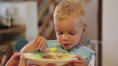 Anne çocuğunu besleme.