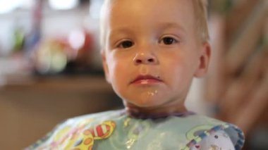 Anne çocuğunu besleme.