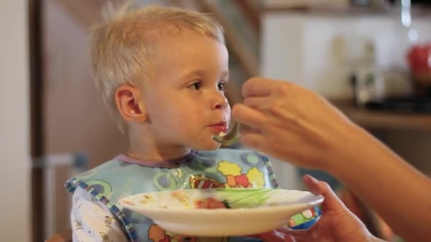 Mother feeding her child. — Stock Video