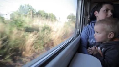 Genç aile tren ile seyahat.