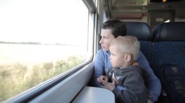 Genç aile tren ile seyahat.