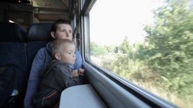 Genç aile tren ile seyahat.