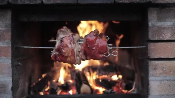 Maso na pečení na otevřeném ohni. — Stock video