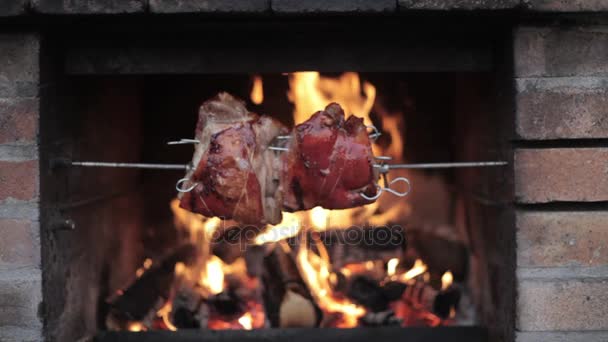 Kött rostning över öppen eld. — Stockvideo