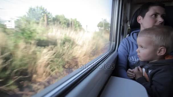 Jeune famille voyage en train . — Video