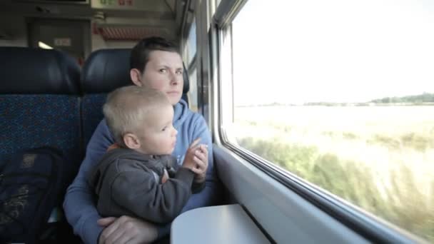 Familia joven viaja en tren . — Vídeo de stock