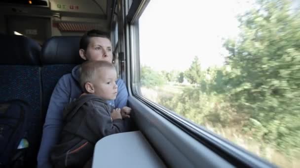 Familia joven viaja en tren . — Vídeo de stock