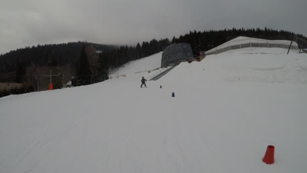 Skikurse Skischul Kleiner Junge Lernt Skifahren Kinder Slalom — Stockvideo