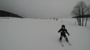 Kayak dersleri. Kayak Okulu. Küçük çocuk öğrenme kayak için. Baba oğul Kayak öğretir.