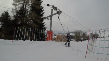 Kayak dersleri. Kayak Okulu. Küçük çocuk öğrenme kayak için. Asansör sürme sırasında çocuk.