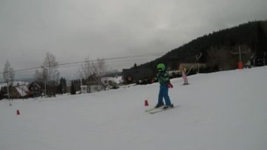 Kayak dersleri. Kayak Okulu. Küçük çocuk öğrenme kayak için. Baba oğul Kayak öğretir.