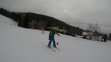 Kayak dersleri. Kayak Okulu. Küçük çocuk öğrenme kayak için. Baba oğul Kayak öğretir.