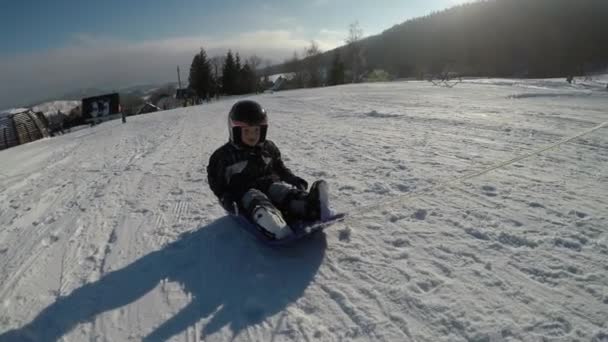 小男孩在雪橇上. — 图库视频影像