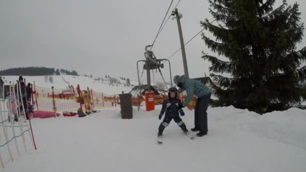 Mutter Hilft Kind Beim Einstieg Skilift — Stockvideo
