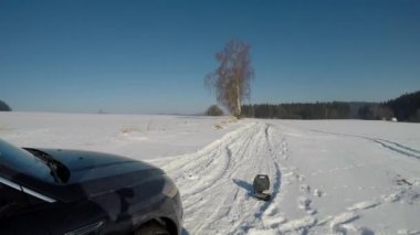 Kar zincirleri uygun bir adam.