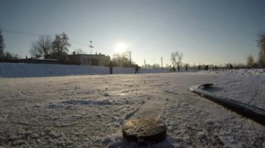 Kış sporları sevinç. Anne ve oğlu hokey oynamak üzerinde donmuş bir göl.