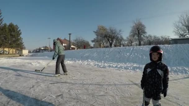 Mały Chłopiec Grać Hokej Dziecko Uczy Się Jeździć Łyżwach Strzelać — Wideo stockowe