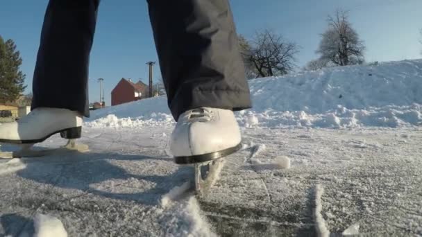 Vreugde Van Wintersport Vrouw Geniet Schaatsen Een Bevroren Meer — Stockvideo