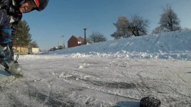 Glädjen Vintersporter Mor Och Son Som Spelar Hockey Frusen Sjö — Stockvideo