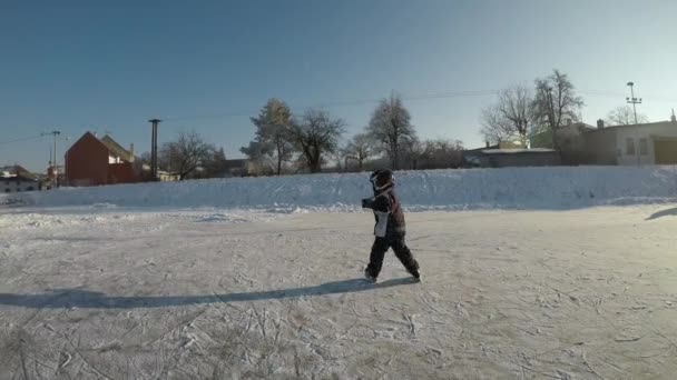 Joie Des Sports Hiver Mère Fils Jouent Hockey Sur Lac — Video