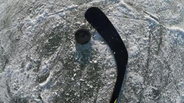 Närbild Pinne Med Puck Den Frusna Dammen Utomhus Vinter Sport — Stockvideo