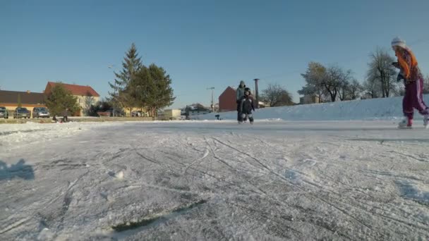 Kleine Jongen Spelen Hockey Het Kind Leert Schaatsen Schieten Met — Stockvideo