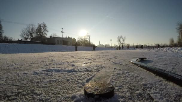 Radost Zimních Sportů Matka Syn Hraje Hokej Zamrzlém Jezeře — Stock video