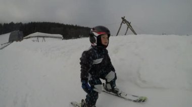 Kayak dersleri. Kayak Okulu. Küçük çocuk öğrenme kayak için. Baba oğul Kayak öğretir.