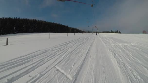 滑雪课 滑雪学校 小男孩在学滑雪 骑电梯的孩子 — 图库视频影像