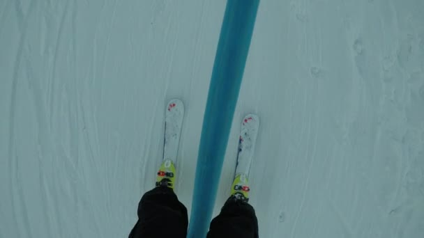 Уроки Лыжного Спорта Лыжная Школа Мальчик Учится Кататься Лыжах Ребенок — стоковое видео
