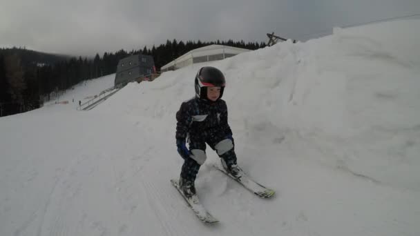 Skikurse Skischul Kleiner Junge Lernt Skifahren Vater Bringt Sohn Das — Stockvideo