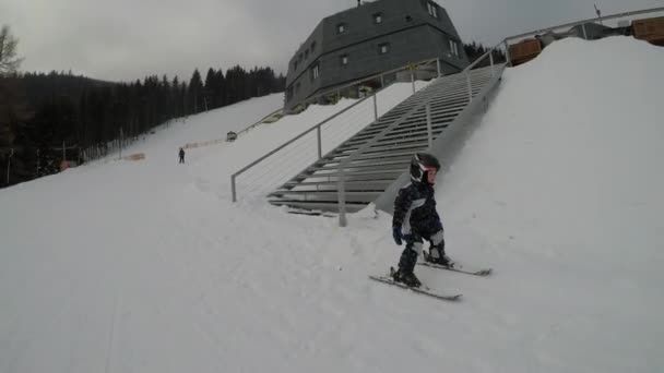 Skikurse Skischul Kleiner Junge Lernt Skifahren Vater Bringt Sohn Das — Stockvideo