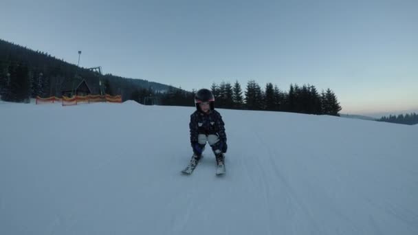 Aulas Esqui Escola Esqui Menino Aprendendo Esquiar Pai Ensina Filho — Vídeo de Stock