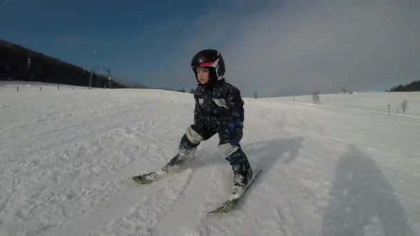 Clases Esquí Escuela Esquí Niño Aprendiendo Esquiar Padre Enseña Hijo — Vídeos de Stock